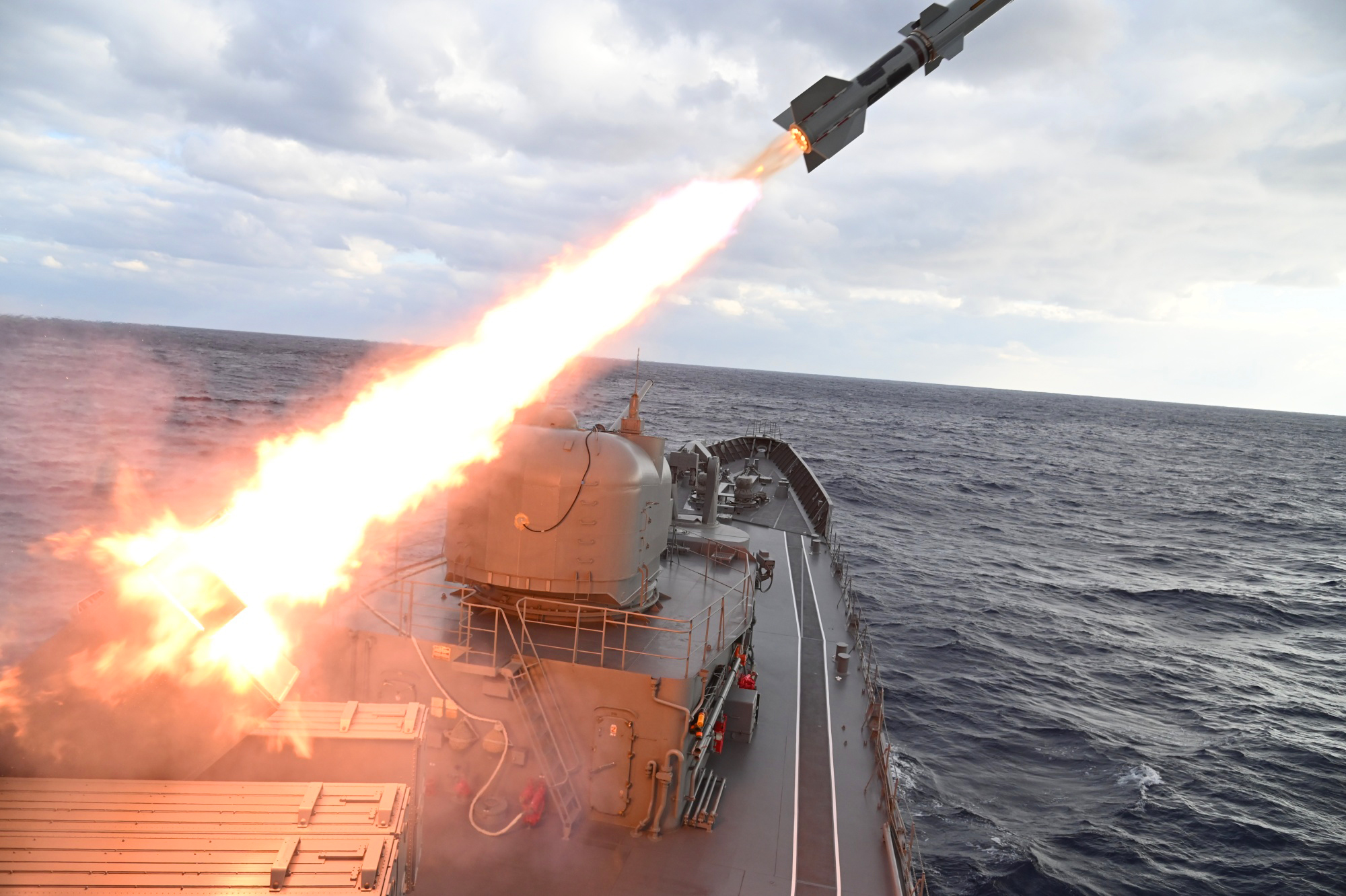 防衛省 海上自衛隊 空飛ぶ魚雷 アスロック 飛び出るその瞬間をばっちり撮影 海上自衛隊は発射も激写も卓越した技能でこなします はたかぜ アスロック 魚雷 決定的瞬間 写真 発射 海自70周年 艦つい 守る未来つなぐ海 T Co