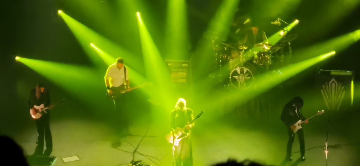 taniavercar's tweet photo. Intenté tomarle una foto con Zoom a #BillieCorgan y la cámara de mi cel dijo que estaba detectando a la Luna ���🤣😂😅
GRANDIOSOS!!! @SmashingPumpkin en el @TMetropolitanMx #GRATITUDE #LIGHTLOVERS #TVC22 https://t.co/o2EjRhQ5C1