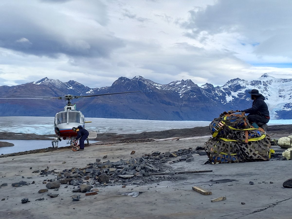 Recién reaccionado de lo que pasó gracias a mi tremendo team! Felices de que nuestra expedición al Glaciar Tyndall resultó tremendamente exitosa, luego de un mes de campaña acampando en el sector del glaciar hemos conseguido excavar a la ictiosauria “Fiona”