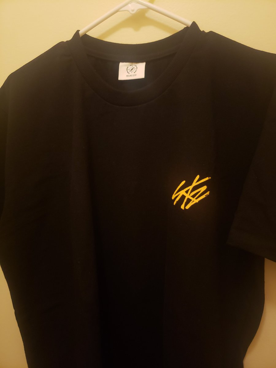 HWANGGODCULT's tweet photo. ♠️ WTS STRAY KIDS TOWEL AND STRAY KIDS SHIRT

🔸 Both official skz tour merch
🔸 $45 for shirt plus shipping
🔸 $20 for towel plus shipping
🔸 US only, one size fits all 
🔸️Reply or DM to claim or for questions

#wtsskz #skzsale #skzsell #skzwts  #wtskpop https://t.co/bbt1DLft5Y