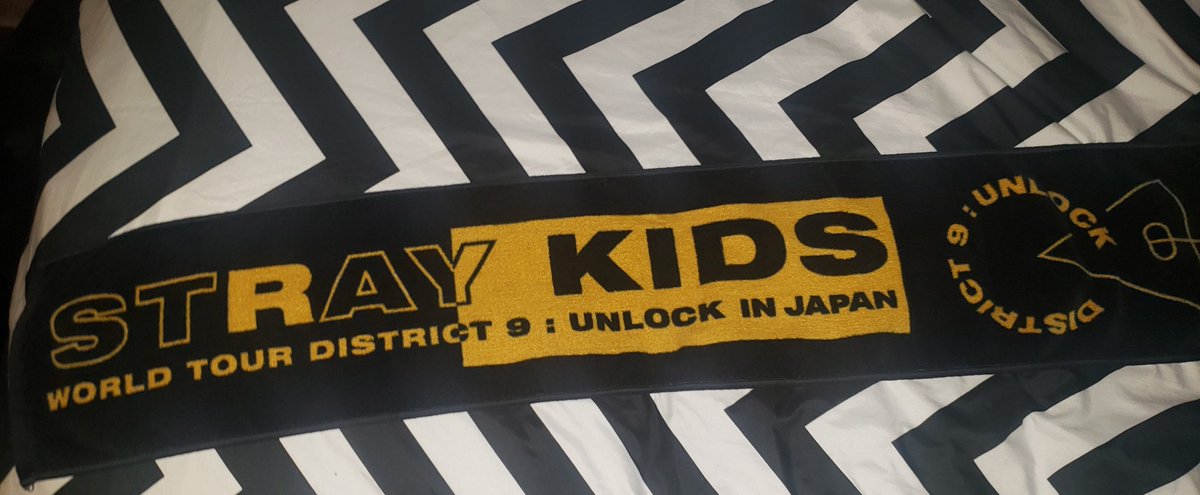 HWANGGODCULT's tweet photo. ♠️ WTS STRAY KIDS TOWEL AND STRAY KIDS SHIRT

🔸 Both official skz tour merch
🔸 $45 for shirt plus shipping
🔸 $20 for towel plus shipping
🔸 US only, one size fits all 
🔸️Reply or DM to claim or for questions

#wtsskz #skzsale #skzsell #skzwts  #wtskpop https://t.co/bbt1DLft5Y
