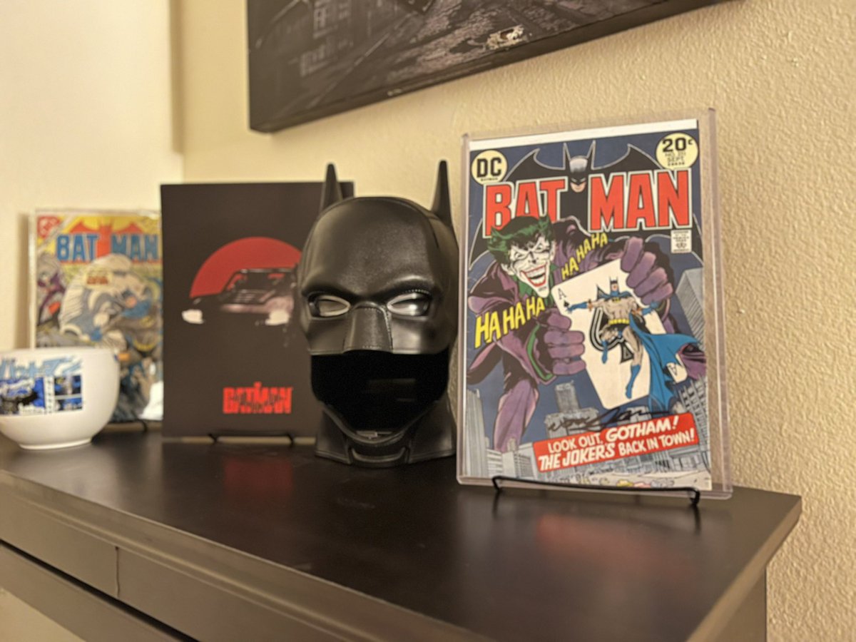 Rinzler_Lives's tweet photo. @HolyBatCast @BatRaider3960 After your last ep, thought I’d post my pic with the late great Neal Adam’s signing my Batman #251 a few years back 🤘🏽
#RIPNealAdams #NealAdams251 https://t.co/joK7fCArbL