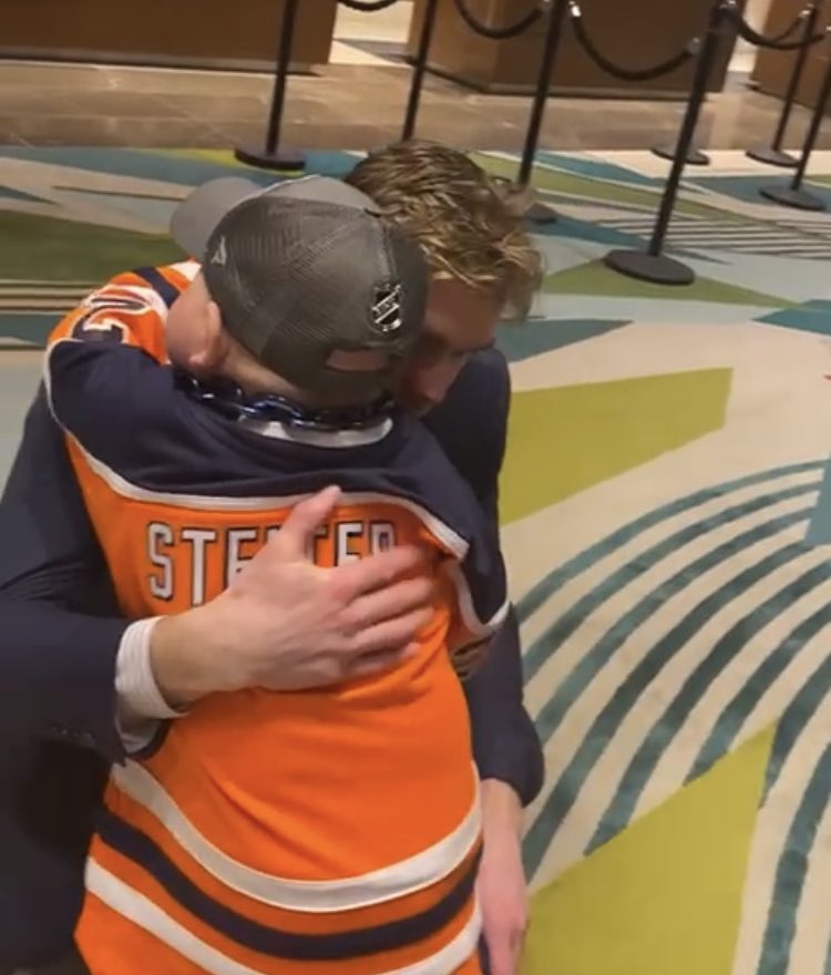 ronlaw99's tweet photo. #BenOilersStrong consoling @cmcdavid97 after a tough loss, telling him, “you’ve got this buddy”! https://t.co/vJZdi9xF7b