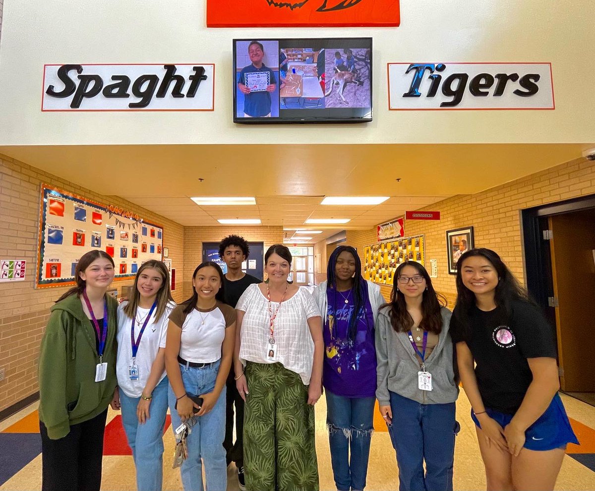 shsMCLA's tweet photo. With the help of the @youthservice grant, we were able to buy 105 cultural based books for Spaght Elementary. We were also able to buy a bunch of school supplies! 

Thank you Spaght Elementary for not only giving us a tour but also letting us talk and interact with the students! https://t.co/mVOgKdkXKo
