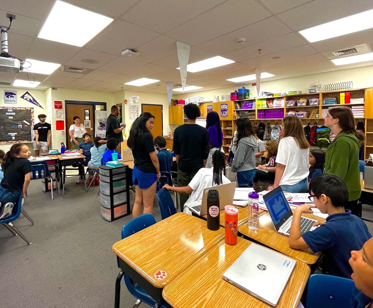 shsMCLA's tweet photo. With the help of the @youthservice grant, we were able to buy 105 cultural based books for Spaght Elementary. We were also able to buy a bunch of school supplies! 

Thank you Spaght Elementary for not only giving us a tour but also letting us talk and interact with the students! https://t.co/mVOgKdkXKo