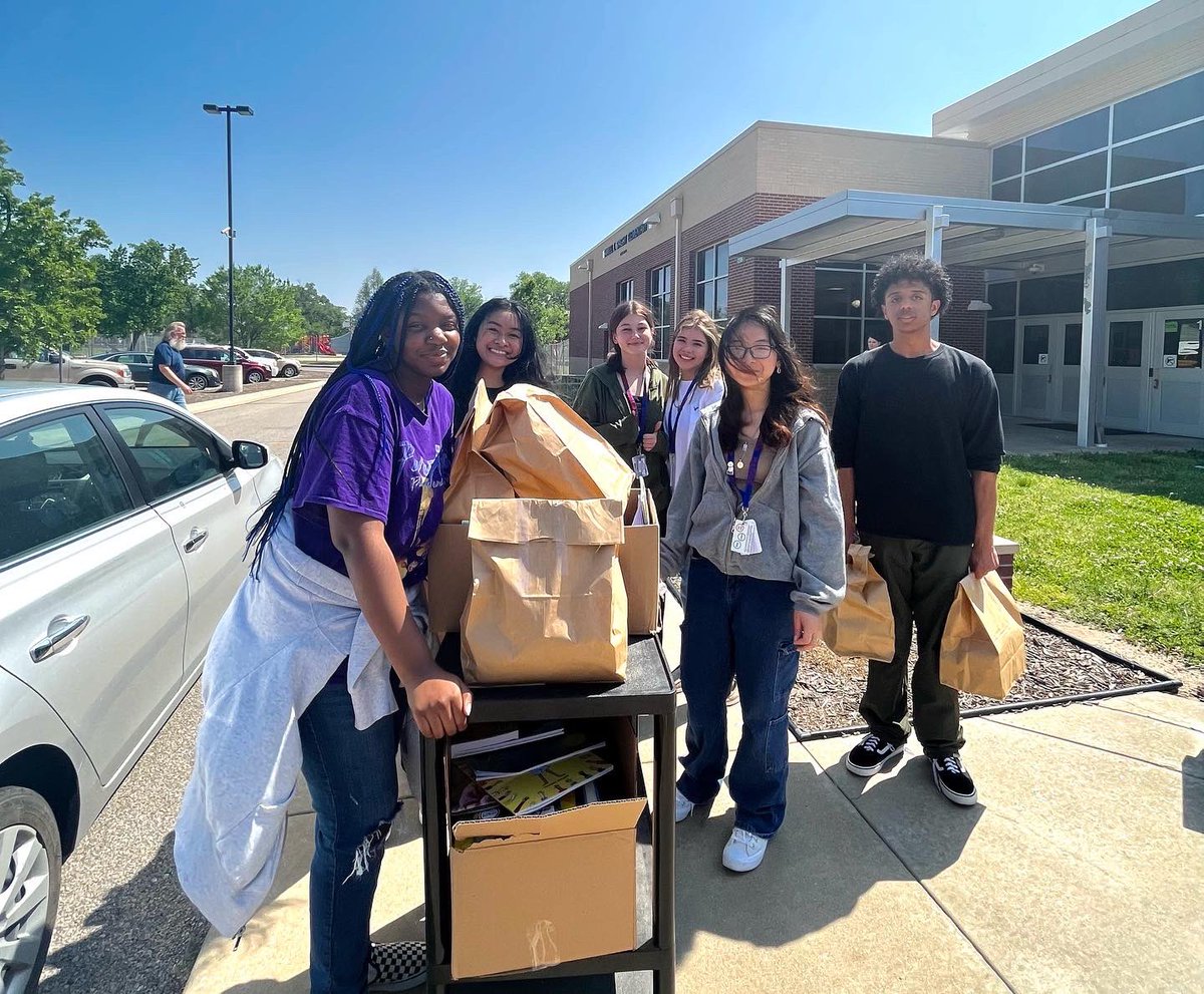 shsMCLA's tweet photo. With the help of the @youthservice grant, we were able to buy 105 cultural based books for Spaght Elementary. We were also able to buy a bunch of school supplies! 

Thank you Spaght Elementary for not only giving us a tour but also letting us talk and interact with the students! https://t.co/mVOgKdkXKo