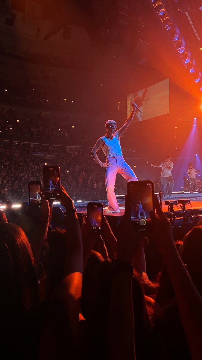 ALFNSIDES's tweet image. so i snuck onto floor tonight