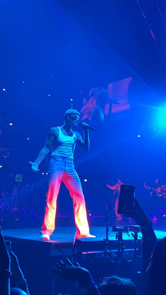 ALFNSIDES's tweet image. so i snuck onto floor tonight