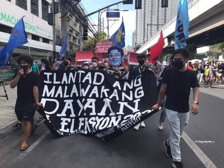 CSJPNCR's tweet photo. AYAN NA, AYAN NA ANG SAMBAYANAN!
Tumungo ang mga progresibong organisasyon sa COMELEC para kundenahin ang malawakang dayaan sa halaan.
Ipapanawagan ang #ExtendVotingHours at panagutin ang ahensya sa kapalpakan.
#NeverAgainToMarcoses https://t.co/zWRisNROYz