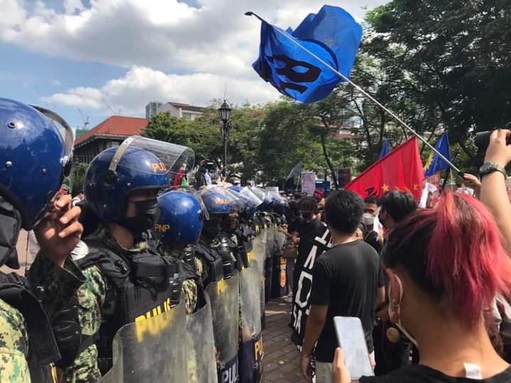CSJPNCR's tweet photo. AYAN NA, AYAN NA ANG SAMBAYANAN!
Tumungo ang mga progresibong organisasyon sa COMELEC para kundenahin ang malawakang dayaan sa halaan.
Ipapanawagan ang #ExtendVotingHours at panagutin ang ahensya sa kapalpakan.
#NeverAgainToMarcoses https://t.co/zWRisNROYz