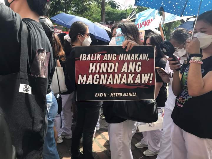 CSJPNCR's tweet photo. AYAN NA, AYAN NA ANG SAMBAYANAN!
Tumungo ang mga progresibong organisasyon sa COMELEC para kundenahin ang malawakang dayaan sa halaan.
Ipapanawagan ang #ExtendVotingHours at panagutin ang ahensya sa kapalpakan.
#NeverAgainToMarcoses https://t.co/zWRisNROYz
