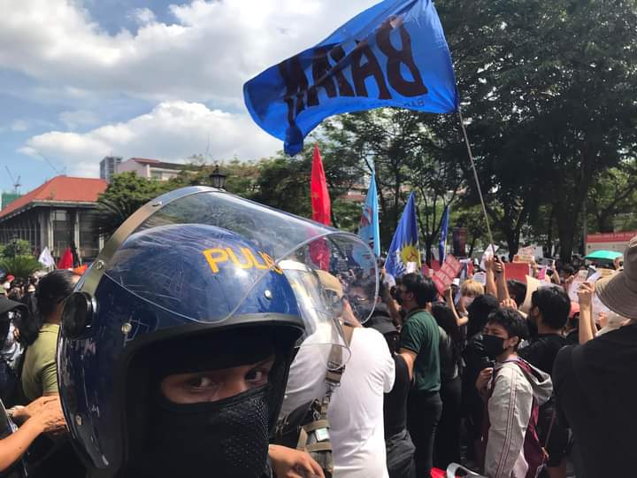 CSJPNCR's tweet photo. AYAN NA, AYAN NA ANG SAMBAYANAN!
Tumungo ang mga progresibong organisasyon sa COMELEC para kundenahin ang malawakang dayaan sa halaan.
Ipapanawagan ang #ExtendVotingHours at panagutin ang ahensya sa kapalpakan.
#NeverAgainToMarcoses https://t.co/zWRisNROYz