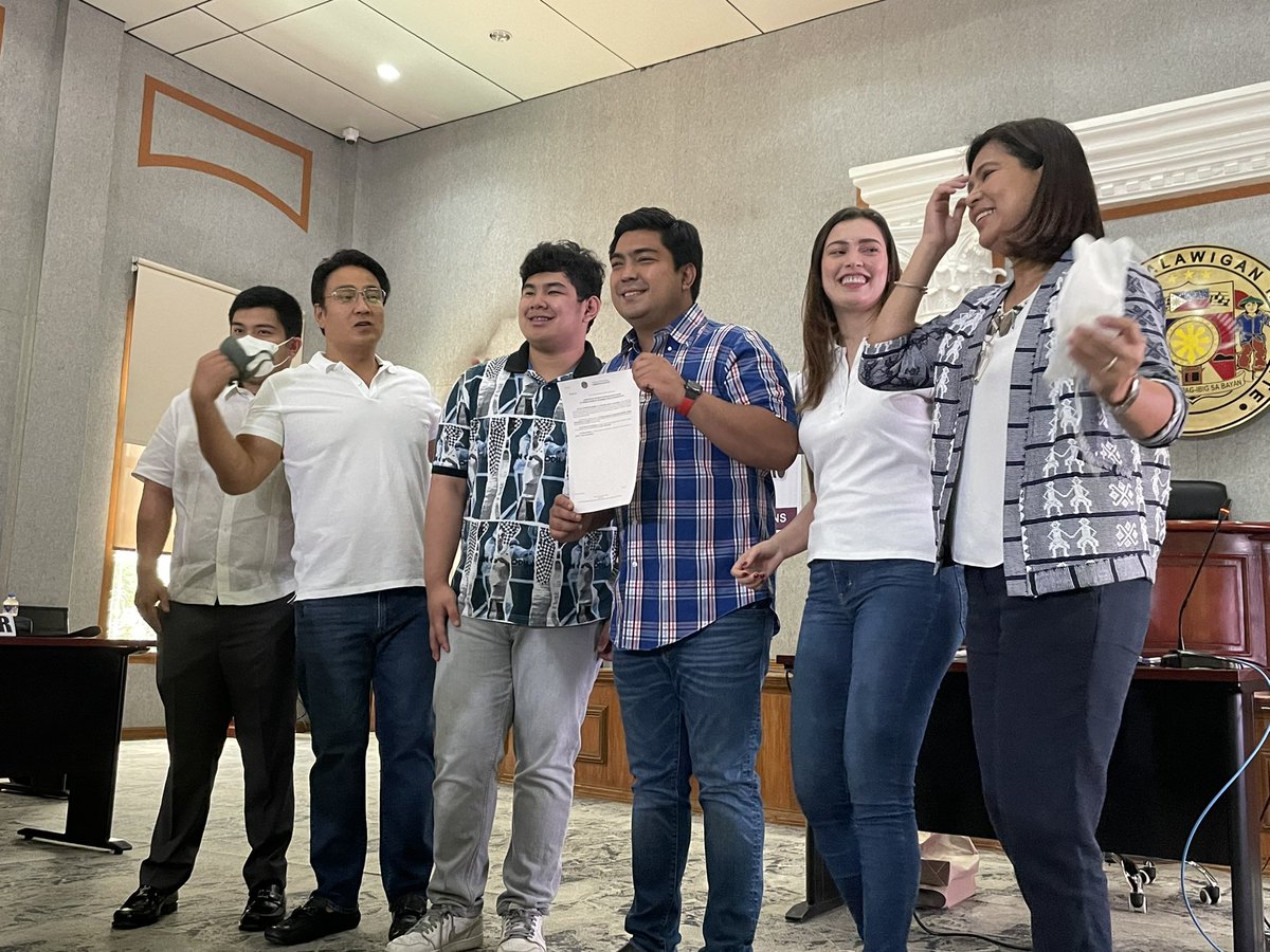 ABSCBNNews's tweet photo. Members of Revilla family are victorious in Cavite: Jolo and Lani won as 1st and 2nd district representative, respectively; Ram as 2nd district board member, and Strike as Bacoor mayor. | via @michael_delizo #Halalan2022 https://t.co/tFdLSp5rVP