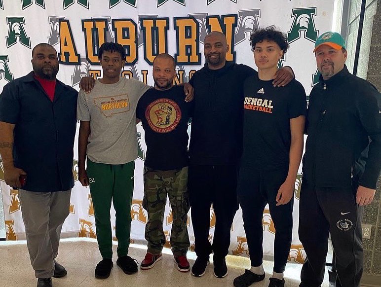 Seattle_Stars's tweet photo. Signing day!  @IdahoStateMBB and @MSUNorthern got steals today.  Leek and D are incredible hoopers and better men.  @AringtonMaleek @DaekwonWatson @auburnhoops https://t.co/b123UqqGsa