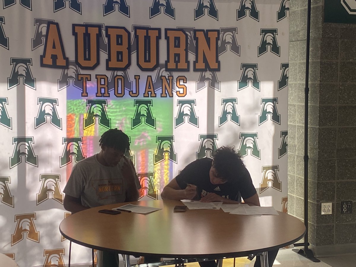Seattle_Stars's tweet photo. Signing day!  @IdahoStateMBB and @MSUNorthern got steals today.  Leek and D are incredible hoopers and better men.  @AringtonMaleek @DaekwonWatson @auburnhoops https://t.co/b123UqqGsa