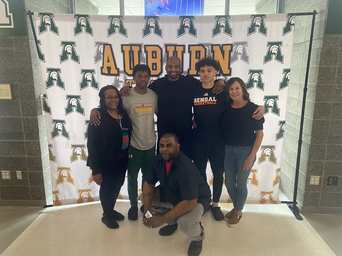 Seattle_Stars's tweet photo. Signing day!  @IdahoStateMBB and @MSUNorthern got steals today.  Leek and D are incredible hoopers and better men.  @AringtonMaleek @DaekwonWatson @auburnhoops https://t.co/b123UqqGsa