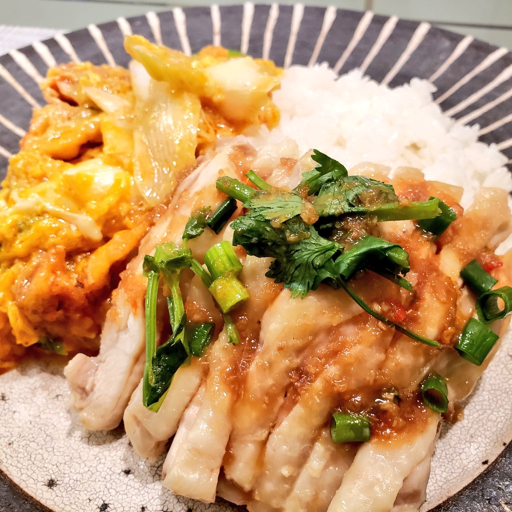 CookingPandaXX's tweet photo. 今日お昼は張り切ってタイ料理🇹🇭
なんちゃってカオマンガイに、ワタリガニの玉子カレー炒め🐼 https://t.co/yv0Bvee4q4