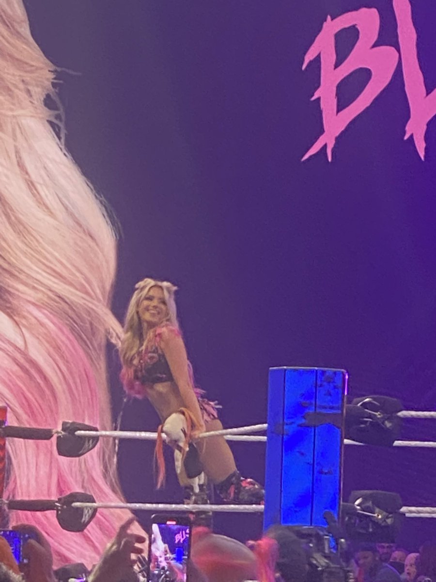 ace_king30's tweet photo. @AlexaBliss_WWE thank you for smiling at me !! #WWERaw https://t.co/6AjpWkh9nu