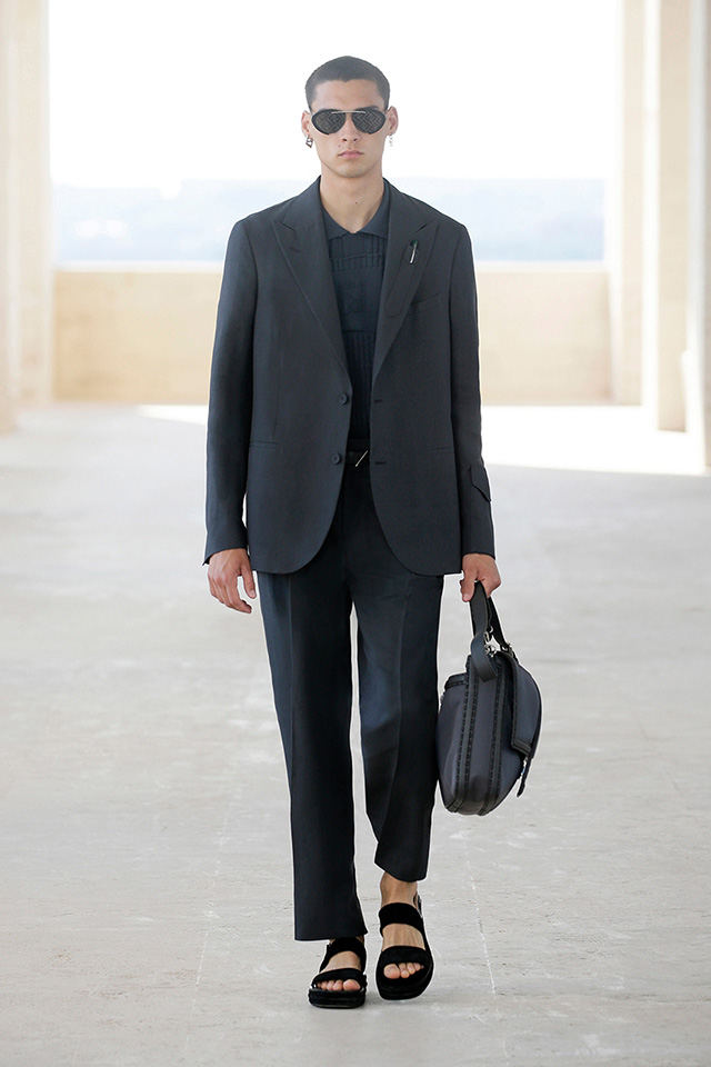 DAMAN_Magazine's tweet photo. Summer has always meant colorful revivals … but this time around, the ever-reliable black still holds some grip on the runways.
See more inspo:
https://t.co/nSAwrBA2Kw
#RunwayLooks #MenStyle #Fashion https://t.co/LrnIA3yN6x