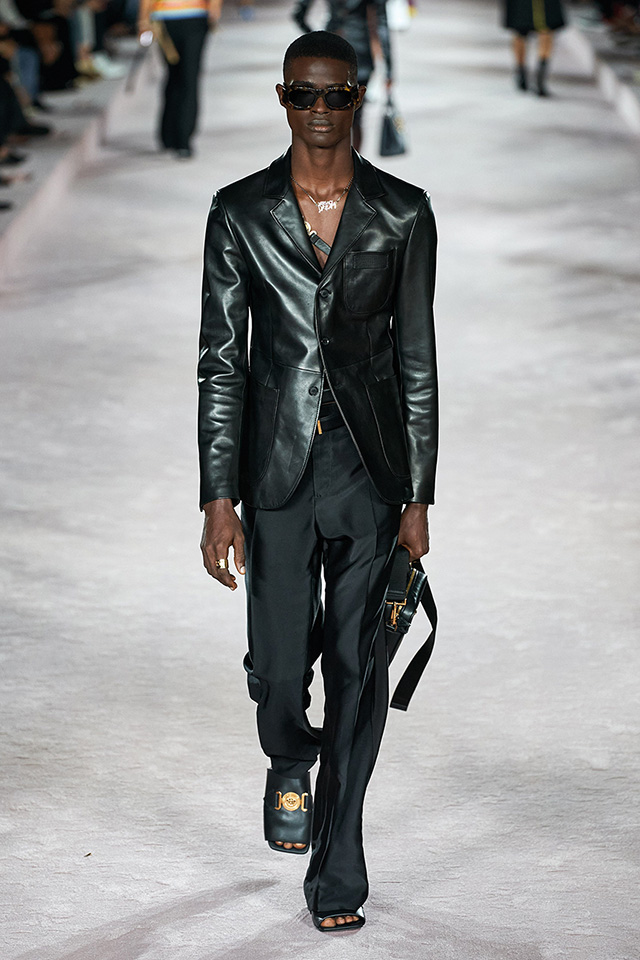 DAMAN_Magazine's tweet photo. Summer has always meant colorful revivals … but this time around, the ever-reliable black still holds some grip on the runways.
See more inspo:
https://t.co/nSAwrBA2Kw
#RunwayLooks #MenStyle #Fashion https://t.co/LrnIA3yN6x
