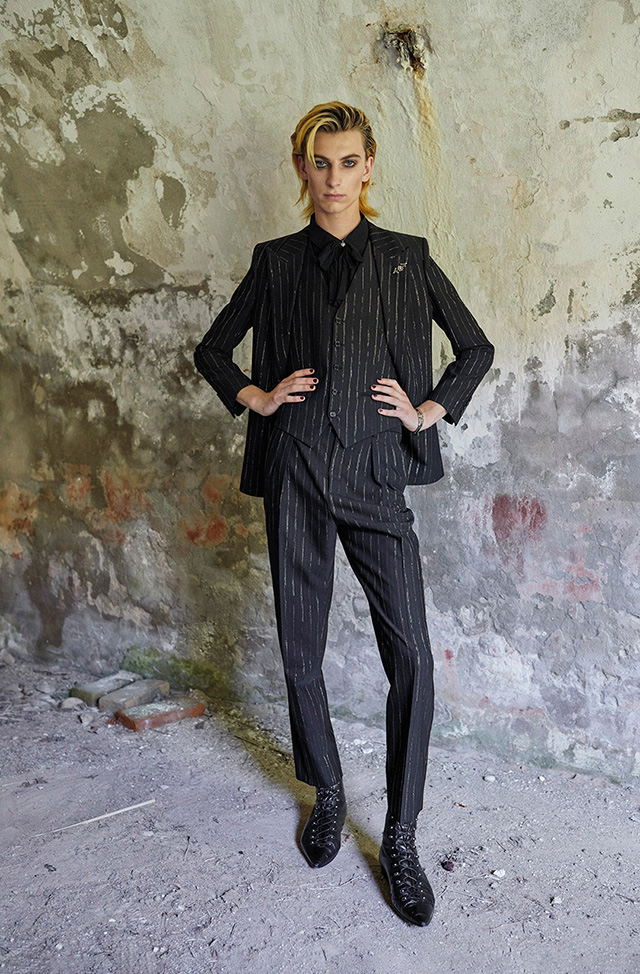 DAMAN_Magazine's tweet photo. Summer has always meant colorful revivals … but this time around, the ever-reliable black still holds some grip on the runways.
See more inspo:
https://t.co/nSAwrBA2Kw
#RunwayLooks #MenStyle #Fashion https://t.co/LrnIA3yN6x