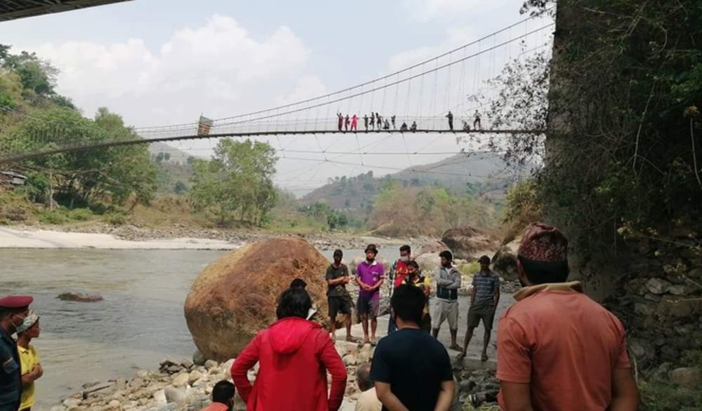 सुन्दैछु, चुनावमा भोट हाल्न काठमाडौंबाट बस/माइक्रो रिजर्भ गरेर गाउँ लाँदै छन् रे। 
मचाहिँ ती कष्टका दिनहरू सम्झिदै छु।