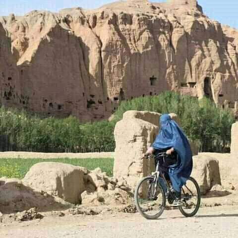 Elhamdav's tweet photo. Afghan women continue to fight for their right eventhough Taliban imposing high restrictions!
#FreeAghanistan
#Help2Adghans
#LetGirlsStudy https://t.co/ucdMWP0dHU