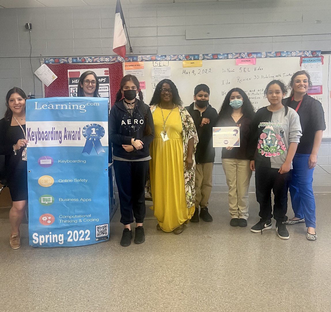PatrickHenryMS's tweet photo. 🥳Congratulations @gwen_gwenandrus and @PatrickHenryMS Patriots for receiving the 🥇place A180 and HISD ⌨️ Award! Amazing work!🏆♥️
@EricaTran16 #SiSePuede https://t.co/hFjU5Hnfma