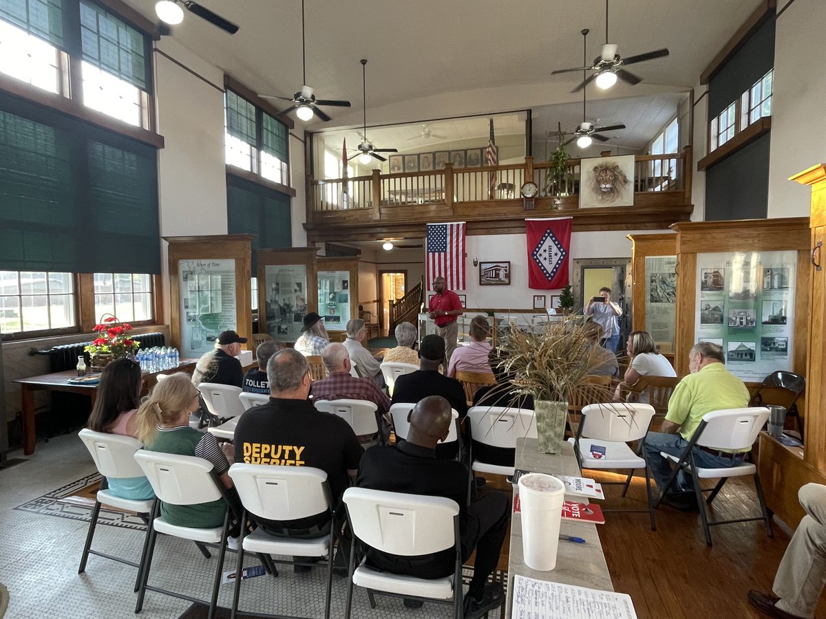 Leon4AG's tweet photo. Had another great night in Clarendon speaking to the Monroe County Republican Committee and sharing my vision to be the next Attorney General. #rightchoicerightnow #arpx https://t.co/5mSwM7GPvT