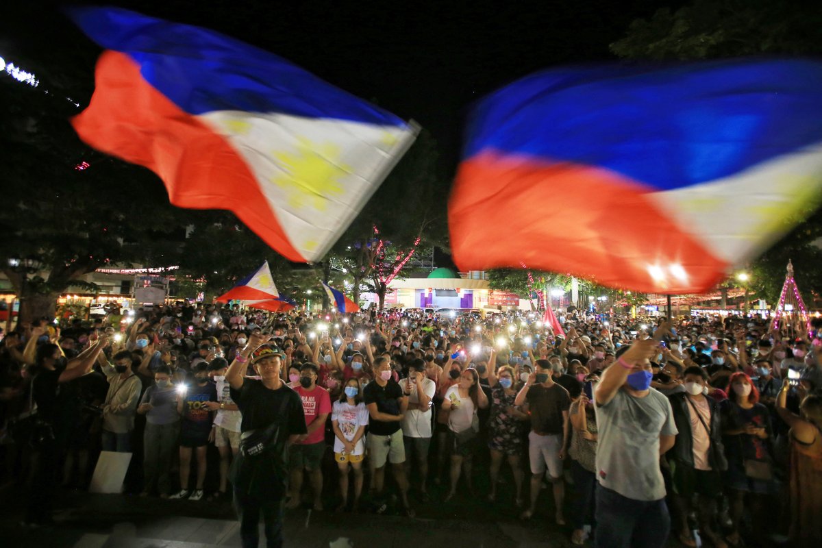 inquirerdotnet's tweet photo. LOOK: Supporters of presidential candidate and Vice President Leni Robredo took part in a prayer vigil after the release of partial and unofficial result of votes in Manila on May 9. | 📷STRINGER / AFP https://t.co/1jRWdNyo99