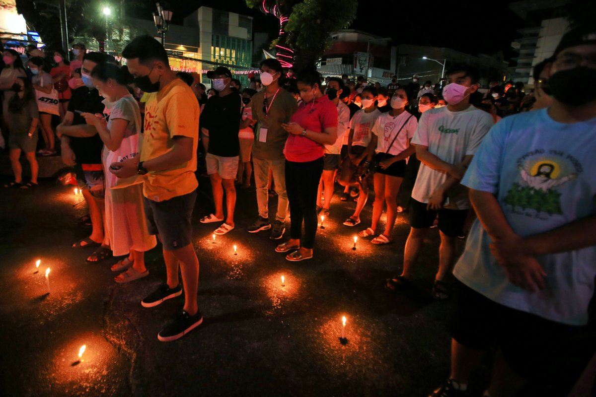 inquirerdotnet's tweet photo. LOOK: Supporters of presidential candidate and Vice President Leni Robredo took part in a prayer vigil after the release of partial and unofficial result of votes in Manila on May 9. | 📷STRINGER / AFP https://t.co/1jRWdNyo99