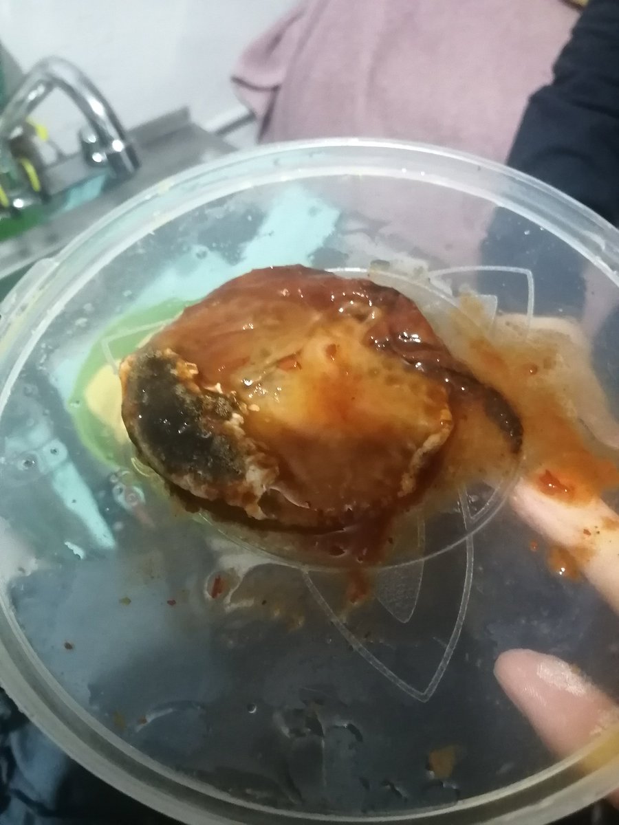 AmeDvvv's tweet photo. @GrupoHerdezMX El control de calidad y la higiene de su empresa dejó mucho que desear. Adjunto más fotos después de que enjuagamos el hongo; así como de la tapa con fecha de caducidad. @Profeco https://t.co/4aqr9Wmg0T