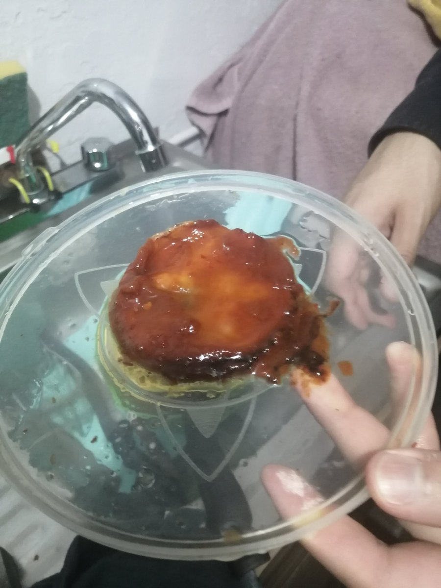 AmeDvvv's tweet photo. @GrupoHerdezMX El control de calidad y la higiene de su empresa dejó mucho que desear. Adjunto más fotos después de que enjuagamos el hongo; así como de la tapa con fecha de caducidad. @Profeco https://t.co/4aqr9Wmg0T
