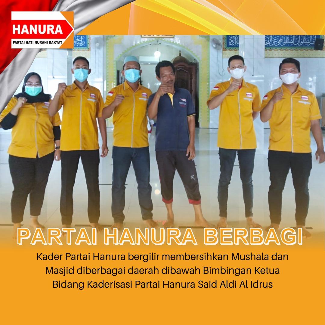 Zedrlq's tweet photo. Kader partai Hanura bergilir membersihkan musholla dan masjid diberbagai daerah
#HanuraTakAkanKhianatiRakyat  @benny_rhamdani_  @DPPHanura_ https://t.co/xjhOhYEr6P