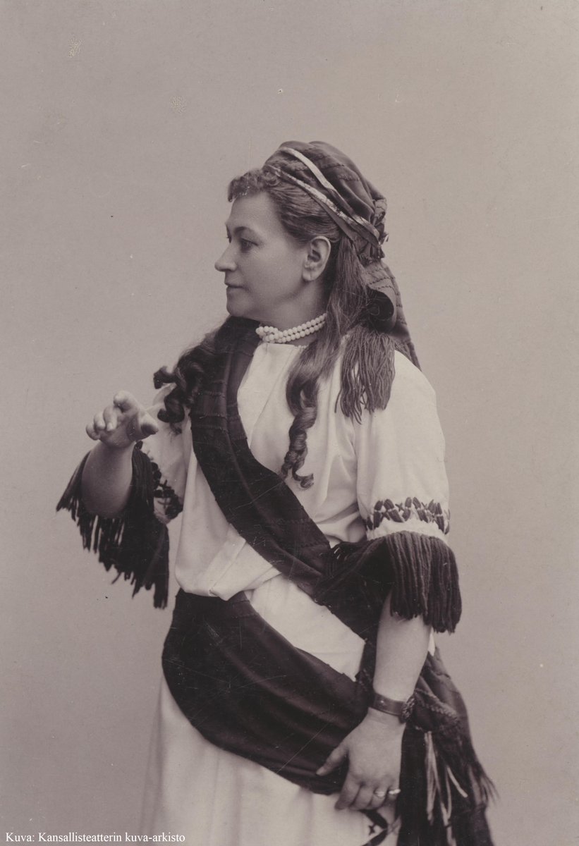 Ammattiteatterin lavalla, Nya Teaternissa puhuttiin ensi kerran suomea Aleksis Kiven Lean kantaesityksessä 10.5.1869! Katsojat riemuitsivat: toisiaan tuntemattomat kättelivät ja pääosan esittäjä Charlotta Raalle osoitettiin suosiota lukuisin kukkakimpuin. #kansallisteatteri150