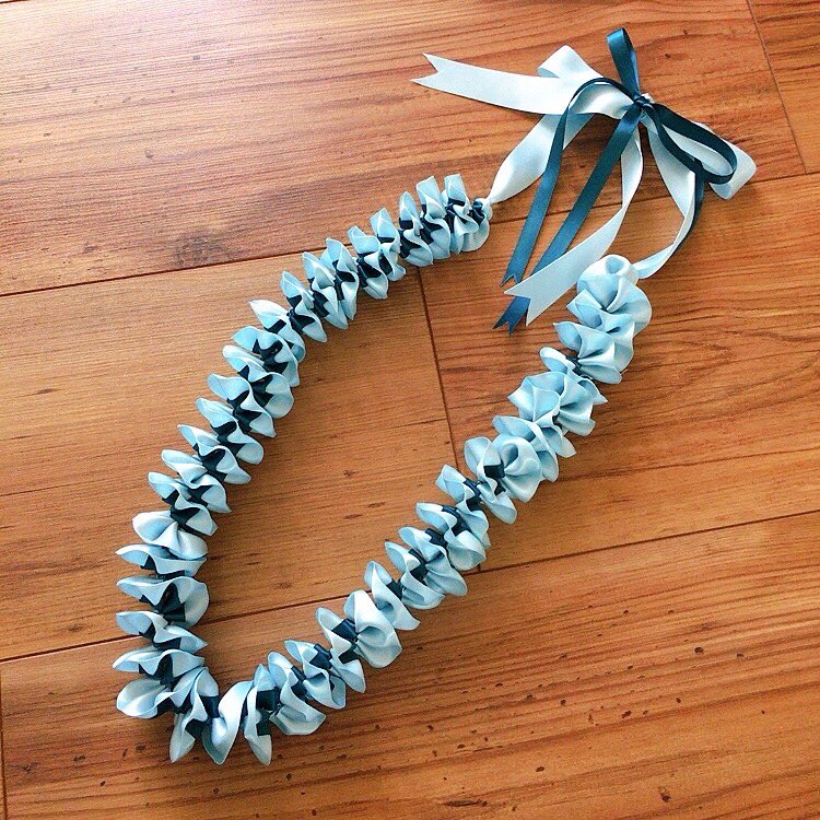 MiyuLogs's tweet photo. 長女は来月で小学校卒業‼️
リボンレイと、ドル札で作ったお花付きレイを作成🤗
けちってマネーフラワー３個しかついてないからショボイ🤣

#リボンレイ #卒業 #アメリカ生活 #海外生活 https://t.co/BFRUrutMYg