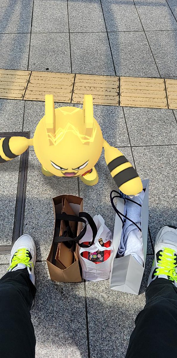koodaing's tweet photo. 少し遅くなった母の日のプレゼントと、父親への誕生日プレゼントと、週末にある家族旅行で着る用のパーカーの計3点。
久しぶりにガチで買い物してる👜
荷物半分持ってくれよ、相棒⚡🔌
#ポケモンGO
#GOsnapshot
#CatchYours
#買い物ポケGO
#ポケモンと生活
#好きなようにGOしよう
#エレキッド https://t.co/OzOfYY6hdP