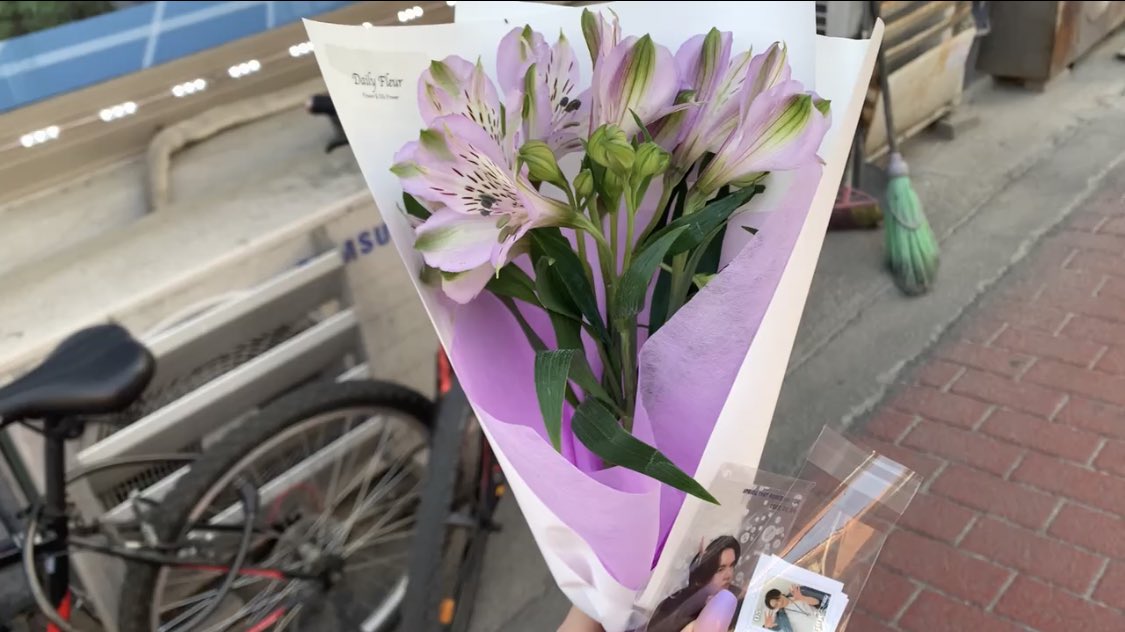 vtalc119's tweet photo. 과제하느라 이제야 이어서쓰는,,,
❀𝘿𝙖𝙞𝙡𝙮 𝙁𝙡𝙚𝙪𝙧
꽃 진짜 너무 이뻤어요ㅠㅠ 세준이처럼 이쁜 꽃덕에 하루가 행복했어요:)
#세준이가_꽃배달_왔어요
#향기_가득한_주니데이 https://t.co/RbQ53vdDQu