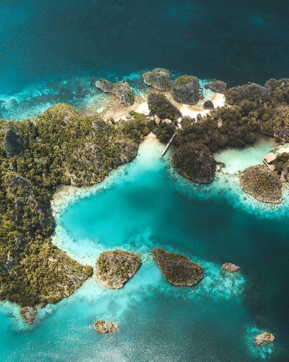 wonderfulid's tweet photo. What do you feel about the fantastic vibe of #PiaynemoIsland in #RajaAmpat, #WestPapua? Answer it with an emoji of your choice below!

📷: @JourneyEra 

#WonderfulIndonesia https://t.co/jYUDwuTeSI