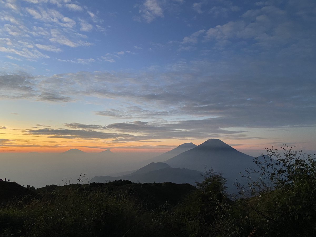 tapeeoka's tweet photo. Hai hai, sorry udah ngilang lama banget. Soalnya sibuk dan lagi buntu, ditambah draft ilang huhu :’) akhirnya gas tipis tipis biar dapet inspirasi lagi. https://t.co/vyQfG0I92G
