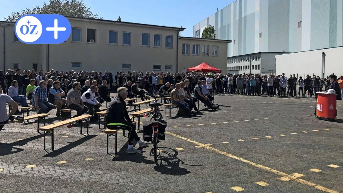 OZlive's tweet photo. Vor der Wismarer #Werft haben sich rund 300 Schiffbauer für eine Verlängerung der #Transfergesellschaft stark gemacht. Linken-Politiker Torsten Koplin sagte, die Regierung sei bereit, Geld aus dem# MV-Schutzfonds zur Verfügung zu stellen. https://t.co/MRovTJuUKN https://t.co/AqDLrFq5Bx