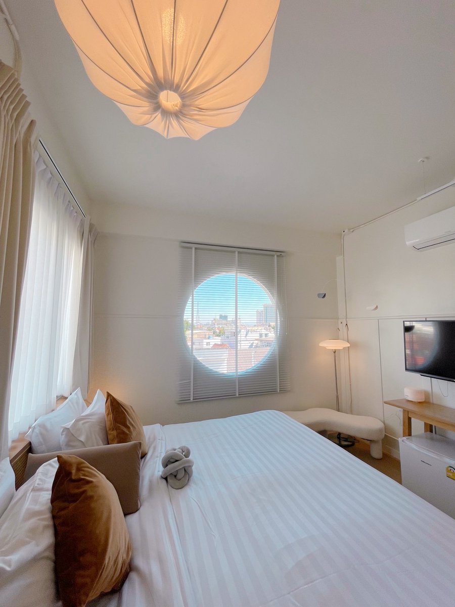 muanhotel's tweet photo. #ที่พักเชียงใหม่ สไตล์มินิมอล ตรงข้ามกับประตูท่าแพ ใกล้สถานที่ท่องเที่ยวแถมเดินทางสะดวกมาก ราคาไม่แพง ใครมีแพลนมาเชียงใหม่ช่วงนี้แนะนำที่นี้เลยน๊าา 😘
📍พิกัด : โรงแรมม่วน เชียงใหม่ 
@Review_Thailand #รีวิวเชียงใหม่ https://t.co/LIOp0tObet