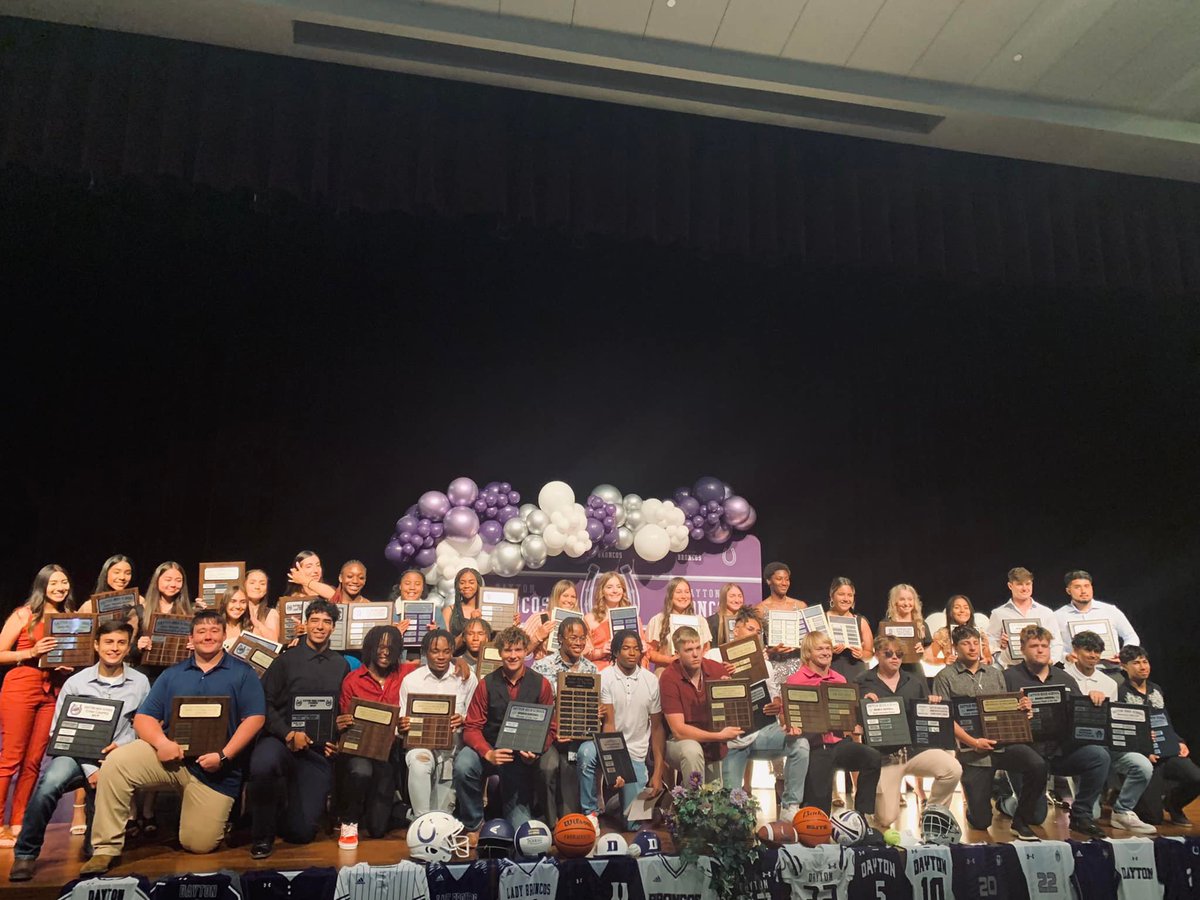 JustinAaronUH91's tweet photo. So proud of all. @DaytonWBball @DaytonBroncos @Bronco_Futbol @LadyBroncoVB @DISDBroncoPride @ladybroncos2020 @Victoria6216 @teamcoopermom @CamronWillis2 @CamronCooper10 @DonavanOrebo @DHS_ladysoccer @DHSBroncoCheer @bj_whitehead @ashtongarner23 

📸: Mrs. Harrison https://t.co/N6SbqpNLsD