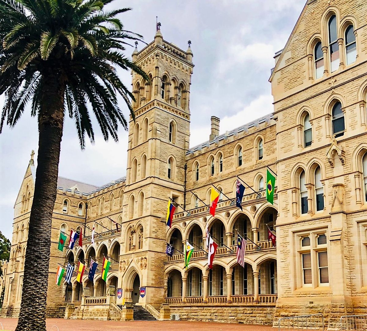 IndependentHEA's tweet photo. Yesterday, @IndependentHEA CEO Dr Peter Hendy went to the @ICMS_Campus in #Manly.
Peter met with members of the #ICMS leadership team.
ICMS is a highly-valued #IHEA Member - and what a splendid looking campus!
#MemberRelations #highereducation https://t.co/V0HuJou3Mq