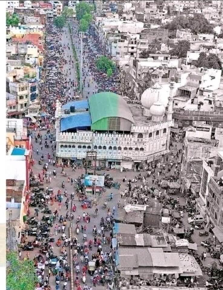 Ajai91707994's tweet photo. @Ambuj_IND @AshokShrivasta6 @KapilMishra_IND @anupamnawada @IamAjaySehrawat सागर में सड़क के बीच ये मस्जिद? https://t.co/fr5ZANhPGZ