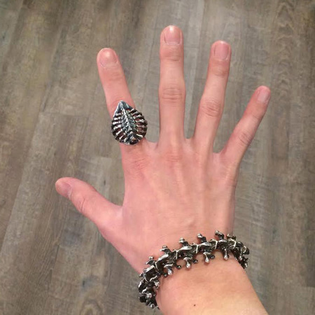 STRANGE_FREAK's tweet photo. オオゲジモチーフのリング
「エンプーサ」#SFDR043
アバラのような雰囲気も持っている透かしの気持ちいいリング
https://t.co/tWLTi4Wn1T
#SFDJPR #SFDJP
#ゲジゲジ #オオゲジ #ムカデ #節足動物 #虫リング #housecentipede #centipede
@silver_geeks https://t.co/ZeflYuQHiI