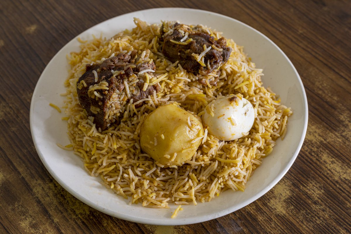 PeepulTreeWorld's tweet photo. Who put potato in the #Kolkata biryani, the only version of the dish in India to include potato? It is often attributed to an exiled Nawab who couldn’t stop pining for his homeland. Was it really his idea? Let’s explore this historical hot potato. 1/8 #Food #cuisine #recipes https://t.co/7RjYT1004H