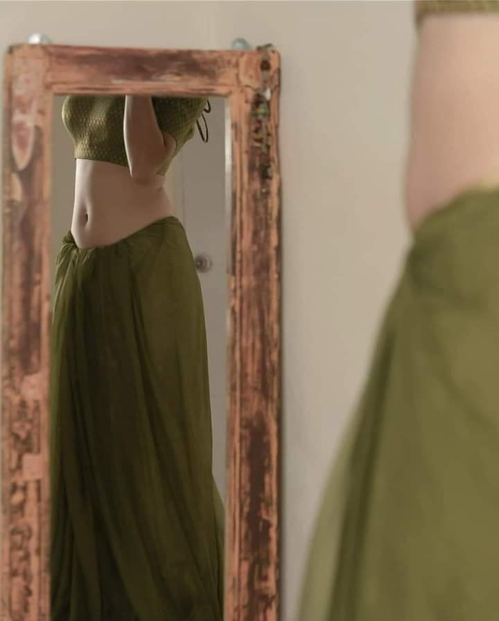 1_vinii1's tweet image. ضروری نہیں کے عورت صرف بے لباس ہو کر ہی مرد کے جذبات کو بہکائے، کچھ عورتوں میں قدرت نے ایسی نسوانی کشش رکھی ہوتی ہے کہ وہ بنا خود کو بے لباس کئے ہی مرد کو پگھلا دیتی ہیں

#Syco