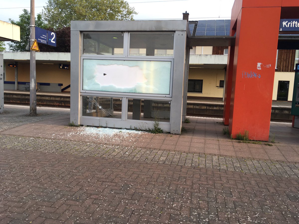 Moin <a href="/DB_Bahn/">Deutsche Bahn Personenverkehr</a>! In Kriftel hatte heute Nacht scheinbar jemand Langeweile und seinen Frust an einer der Fahrplanvitrinen an Gleis 2 ausgelassen.