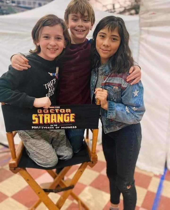MultiversoEnTwi's tweet photo. Tras cámaras de #DrStrangeMultiverseOfMadness 

Jett Klyne (Tommy Maximoff/Speed) Julian Hilliard (Billy Maximoff/Wiccan) y Xochitl Gómez (América Chávez)

Los jóvenes vengadores están casi completos. 👀 https://t.co/qPizeYGFyY